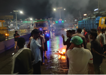ভিপি নূরের ওপর হামলার প্রতিবাদে মহাসড়ক অবরোধ