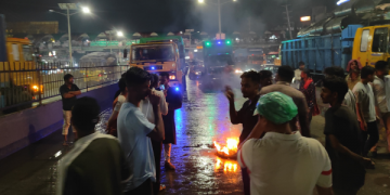 ভিপি নূরের ওপর হামলার প্রতিবাদে  মহাসড়ক অবরোধ