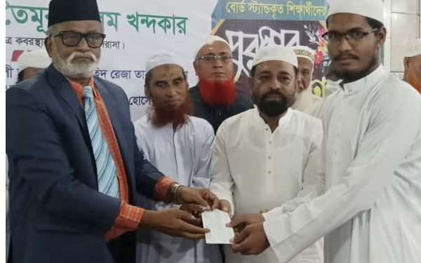 রূপগঞ্জে  কোরআন প্রতিযোগিতা ও শতাধিক শিক্ষার্থীর মাঝে পুরস্কার বিতরণ