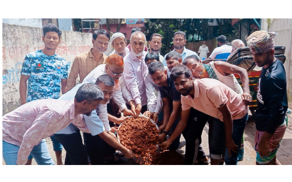 জামপুরে নিজস্ব অর্থায়নে রাস্তা সংস্কার করেন আল মুজাহিদ মল্লিক