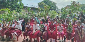 সোনারগাঁয়ে জলবায়ু পরিবর্তন মোকাবেলায় শিক্ষার্থীদের মধ্যে চারা গাছ বিতরণ