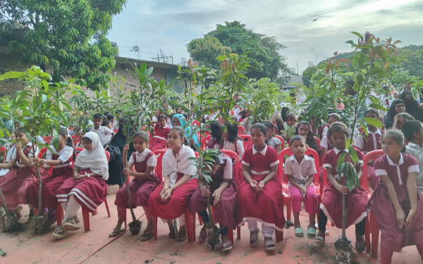 সোনারগাঁয়ে জলবায়ু পরিবর্তন মোকাবেলায় শিক্ষার্থীদের মধ্যে চারা গাছ বিতরণ