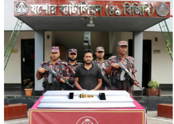 যশোরে কোটি টাকার স্বর্ণের বারসহ পাচারকারী আটক