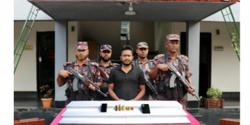 যশোরে কোটি টাকার স্বর্ণের বারসহ পাচারকারী আটক