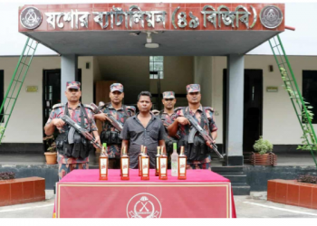 বিদেশী মদসহ ভারতীয় নাগরিক আটক