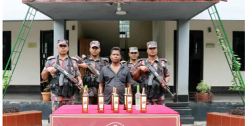 বিদেশী মদসহ ভারতীয় নাগরিক আটক