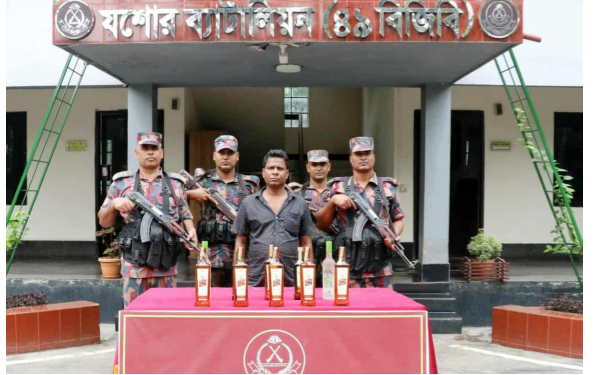 বিদেশী মদসহ ভারতীয় নাগরিক আটক