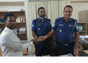 কুড়িয়ে পাওয়া টাকা ফেরত দিলেন ট্রাফিক পুলিশ সার্জেন্ট