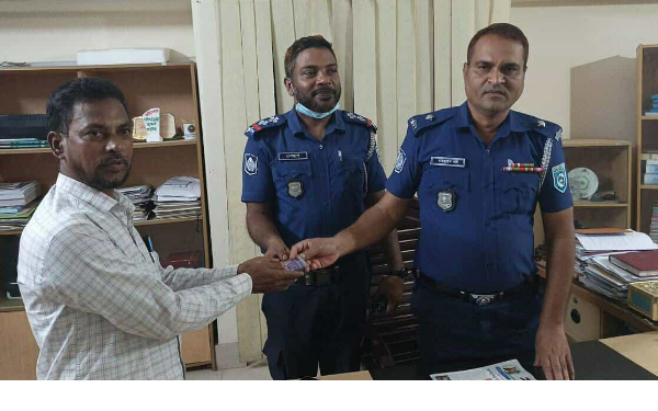 কুড়িয়ে পাওয়া টাকা ফেরত দিলেন ট্রাফিক পুলিশ সার্জেন্ট
