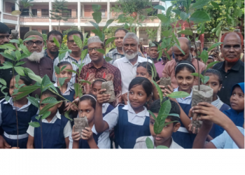 সোনারগাঁয়ে শিক্ষার্থীদের মাঝে গাছের চারা বিতরণ