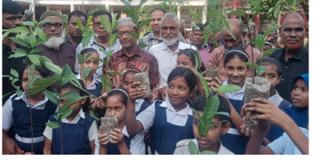 সোনারগাঁয়ে শিক্ষার্থীদের মাঝে গাছের চারা বিতরণ