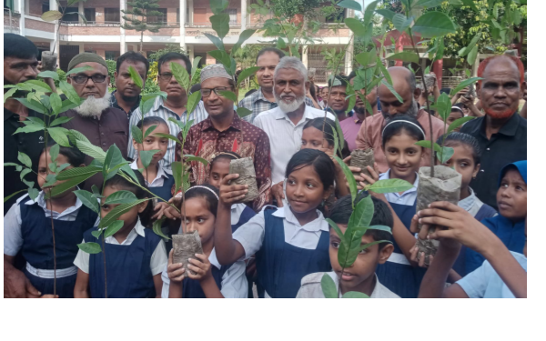 সোনারগাঁয়ে শিক্ষার্থীদের মাঝে গাছের চারা বিতরণ
