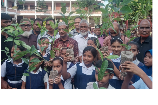 সোনারগাঁয়ে শিক্ষার্থীদের মাঝে গাছের চারা বিতরণ
