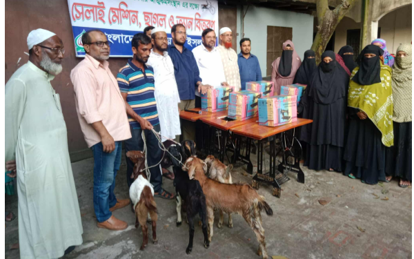 হতদরিদ্র অসহায় ১৯ টি পরিবারের মাঝে যশোর জেলা জামাতের ছাগল ও সেলাই মেশিন বিতরণ