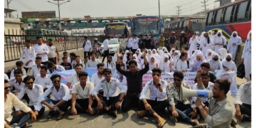 সোনারগাঁয়ে কলেজ শিক্ষার্থী মীম হত্যাকান্ডে জড়িতদের  শাস্তির দাবিতে মহাসড়ক অবরোধ ও বিক্ষোভ 
