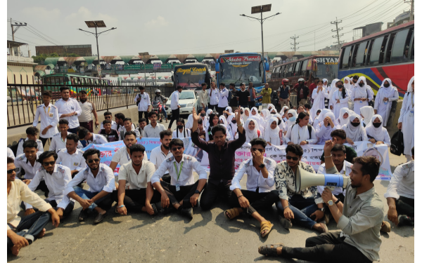 সোনারগাঁয়ে কলেজ শিক্ষার্থী মীম হত্যাকান্ডে জড়িতদের  শাস্তির দাবিতে মহাসড়ক অবরোধ ও বিক্ষোভ 