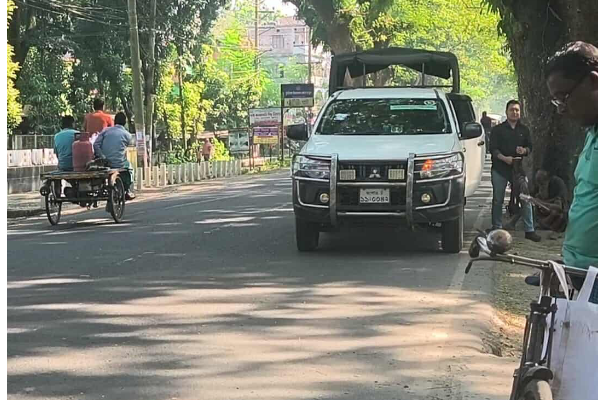 যশোরে এসিল্যান্ডের গাড়ি ব্যবহার করছে তার স্বামী