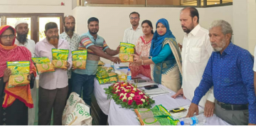 যশোরে কৃষকদের মাঝে বিনামূল্যে সার ও বীজ বিতরণ