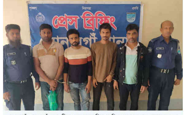 সোনারগাঁয়ে ডাকাতির প্রস্তুতিকালে ৪ ডাকাত গ্রেপ্তার, দেশীয় অস্ত্র উদ্ধার