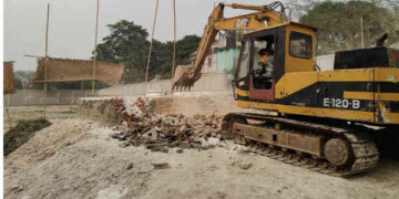 সোনারগাঁয়ে অবৈধ চুনা ও ঢালাই কারখানা গুড়িয়ে দিয়েছে প্রশাসন