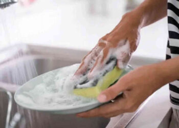 ঠান্ডা পানিতে বাসন ধোয়ার সময় হাত গরম রাখবেন যেভাবে