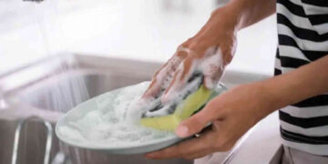 ঠান্ডা পানিতে বাসন ধোয়ার সময় হাত গরম রাখবেন যেভাবে