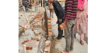 মোগরাপাড়া চৌরাস্তায় সরকারি ড্রেন দখল করে দেয়াল নির্মাণের অভিযোগ