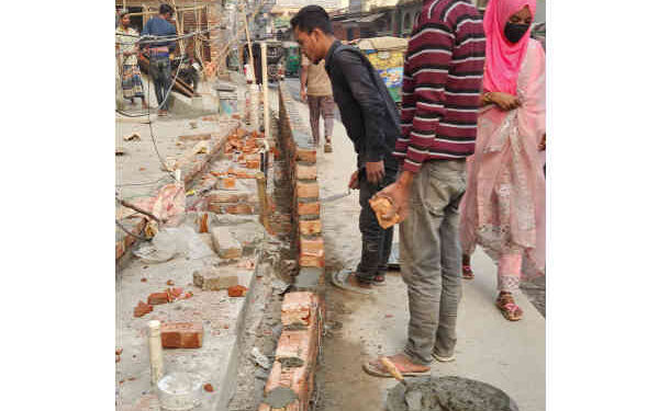 মোগরাপাড়া চৌরাস্তায় সরকারি ড্রেন দখল করে দেয়াল নির্মাণের অভিযোগ