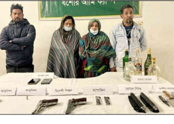 যশোরে যৌথ বাহিনীর অভিযানে অস্ত্র ও মদ উদ্ধার: দুই ভাইসহ আটক ৪