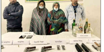 যশোরে যৌথ বাহিনীর অভিযানে অস্ত্র ও মদ উদ্ধার: দুই ভাইসহ আটক ৪