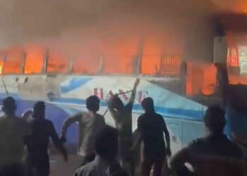 সাভারে হানিফ পরিবহনের বাসে আগুন