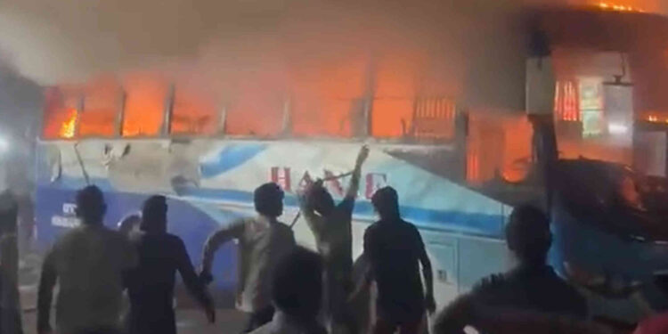 সাভারে হানিফ পরিবহনের বাসে আগুন