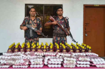 বেনাপোল সীমান্তে বিজিবির সাঁড়াশি অভিযানে ১০ লাখ টাকার চোরাচালানী পণ্য জব্দ