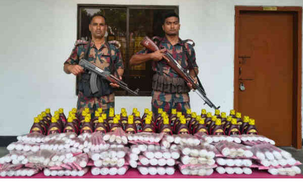 বেনাপোল সীমান্তে বিজিবির সাঁড়াশি অভিযানে ১০ লাখ টাকার চোরাচালানী পণ্য জব্দ