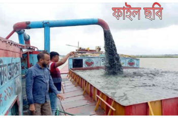 মেঘনা নদীতে অবৈধ বালু উত্তোলনে আনন্দবাজার হাট বিলীনের শঙ্কায়, আতঙ্কে ব্যবসায়ী ও এলাকাবাসী