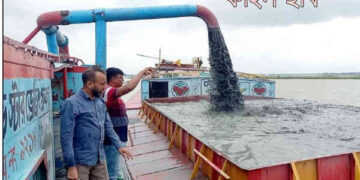 মেঘনা নদীতে অবৈধ বালু উত্তোলনে আনন্দবাজার হাট বিলীনের শঙ্কায়, আতঙ্কে ব্যবসায়ী ও এলাকাবাসী