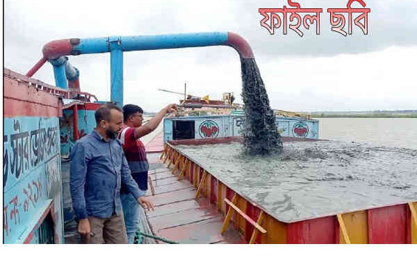 মেঘনা নদীতে অবৈধ বালু উত্তোলনে আনন্দবাজার হাট বিলীনের শঙ্কায়, আতঙ্কে ব্যবসায়ী ও এলাকাবাসী