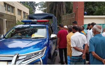মাদ্রাসা শিক্ষার্থীকে তুলে নেওয়ার অভিযোগ, মামলা নিতে গড়িমসির প্রতিবাদে থানার সামনে   পরিবারের অবস্থান