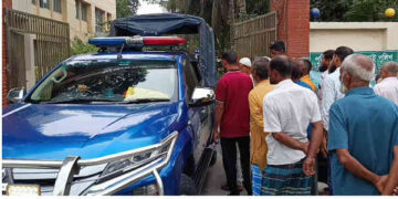 মাদ্রাসা শিক্ষার্থীকে তুলে নেওয়ার অভিযোগ, মামলা নিতে গড়িমসির প্রতিবাদে থানার সামনে   পরিবারের অবস্থান
