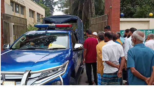 মাদ্রাসা শিক্ষার্থীকে তুলে নেওয়ার অভিযোগ, মামলা নিতে গড়িমসির প্রতিবাদে থানার সামনে   পরিবারের অবস্থান