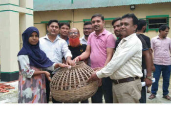 স্বাবলম্বী করতে ব্রাকের উদ্যোগে সদস্যদের মাঝে মুরগির বাচ্চা বিতরণ
