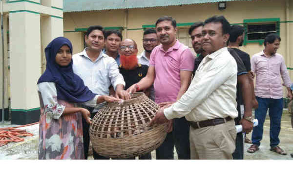 স্বাবলম্বী করতে ব্রাকের উদ্যোগে সদস্যদের মাঝে মুরগির বাচ্চা বিতরণ