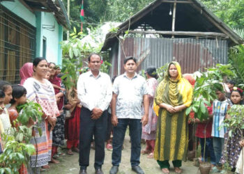হাতীবান্ধায় ব্র্যাকের উদ্যোগে শিক্ষা প্রতিষ্ঠানে শিক্ষার্থীদের মাঝে গাছের চারা বিতরণ