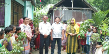 হাতীবান্ধায় ব্র্যাকের উদ্যোগে শিক্ষা প্রতিষ্ঠানে শিক্ষার্থীদের মাঝে গাছের চারা বিতরণ