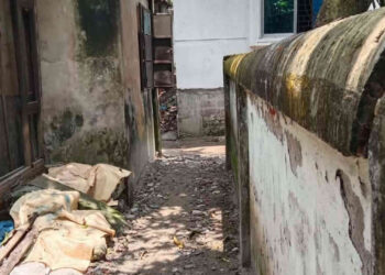 সোনারগাঁয়ে রাস্তার উপর বাড়ি নির্মান, বের করা যায় না মৃত ব্যক্তির লাশ, চলাচলে বিঘ্ন