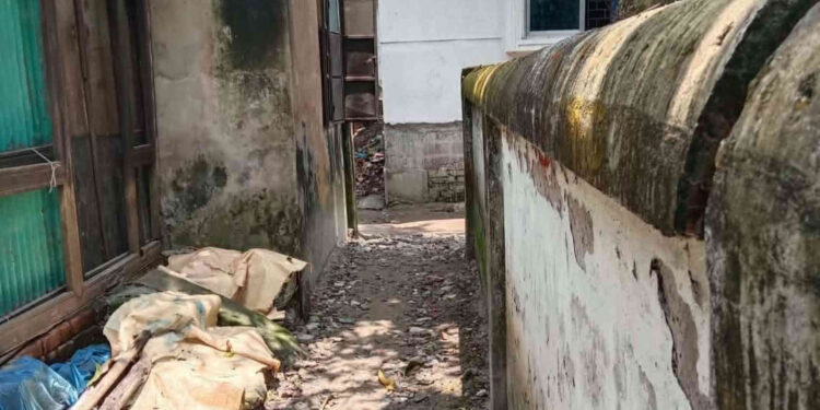 সোনারগাঁয়ে রাস্তার উপর বাড়ি নির্মান, বের করা যায় না মৃত ব্যক্তির লাশ, চলাচলে বিঘ্ন